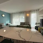 Appartamento In Citta Con Giardino E Piscina Privati