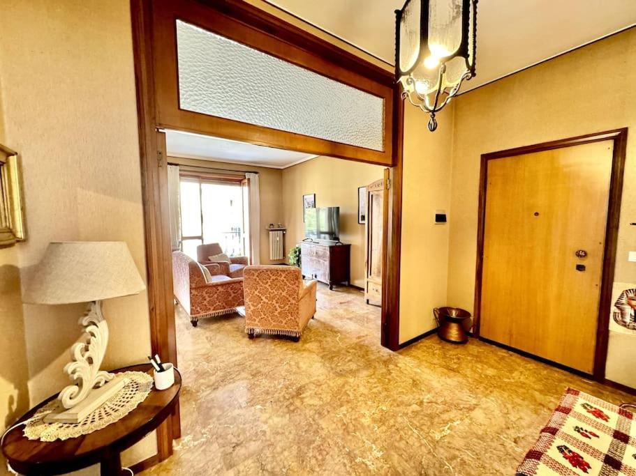 Huoneisto Luxury House Under The Old Town *
