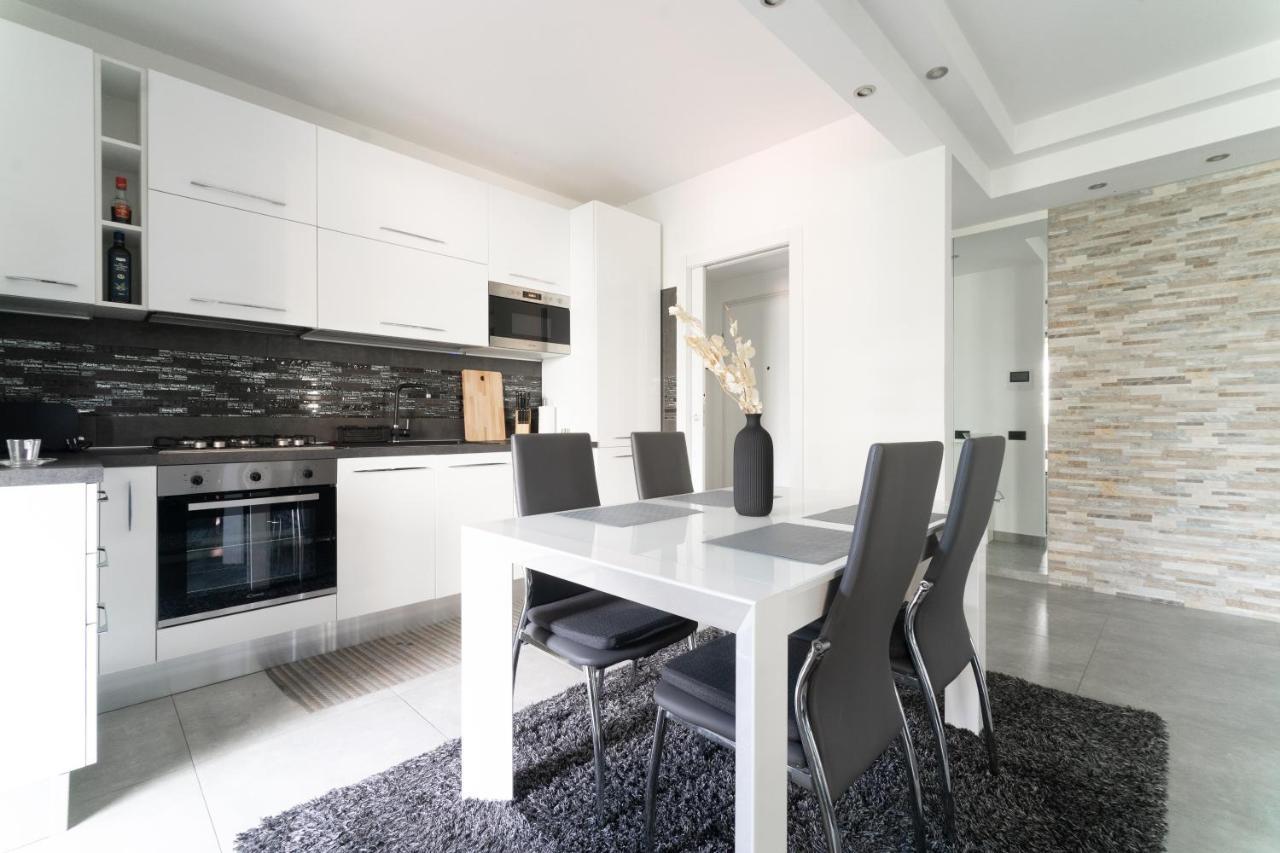 Oasis Luxury - A.c/terrace/2bedrooms Apartment *
