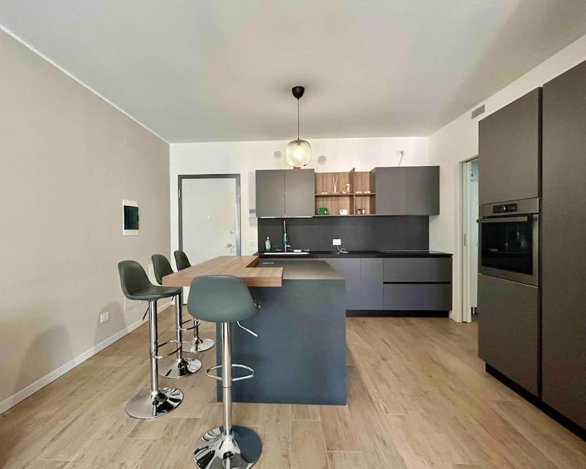 10 Min Airport+free Private Parking5 Min Train Apartment