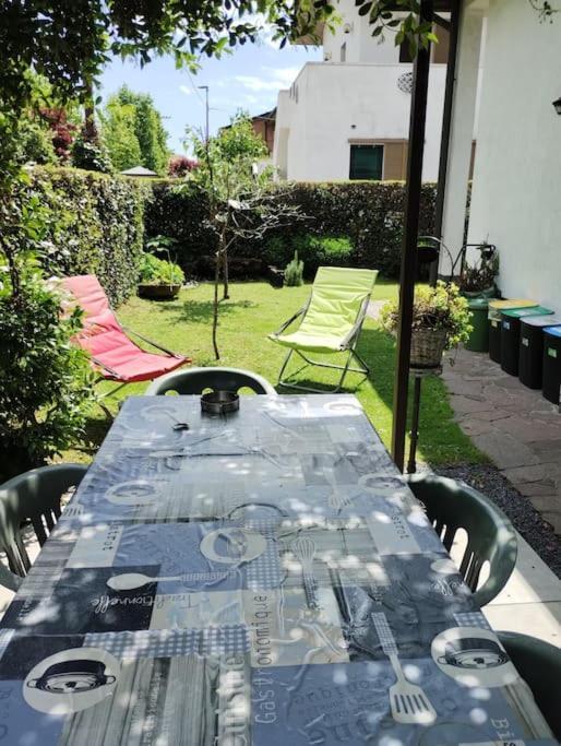 With Garden For 4 5 People Huoneisto