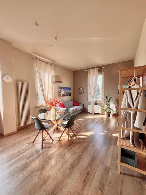 Jumbo Flat In Apartment