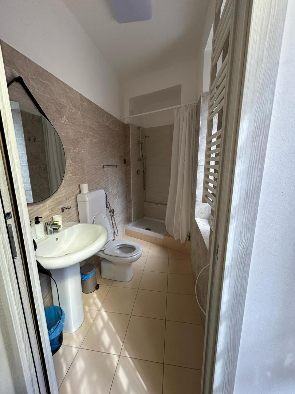 L'affaire Du Collier Guest house