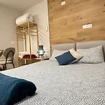 Relax In The City - B - Free Netflix And Parking