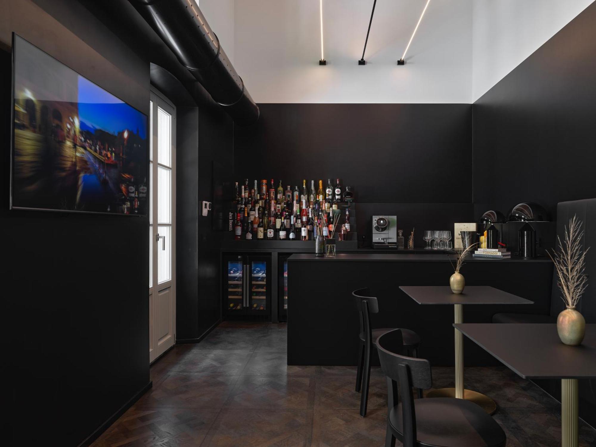 Rego - Boutique & Serenity With Some Off-site In The Heart Of Center Apartment